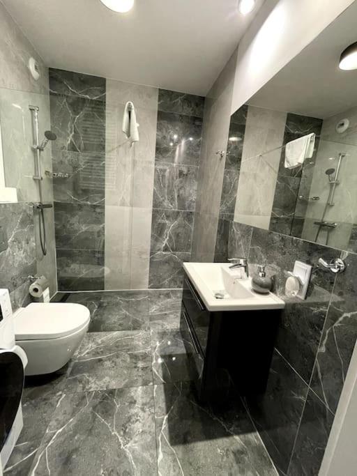New Apartment - Near Sky Tower - 4 People - New Building - Lift Wrocław Buitenkant foto